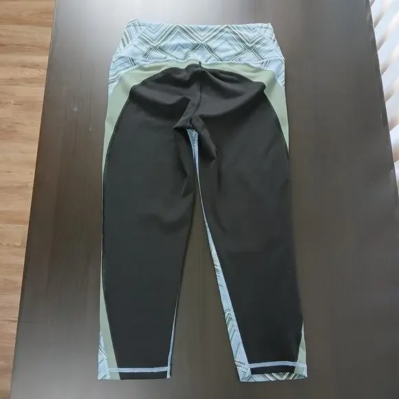Victoria Sport VSX Knockout Capri Leggings M geometric color block activewear - Picture 4 of 12